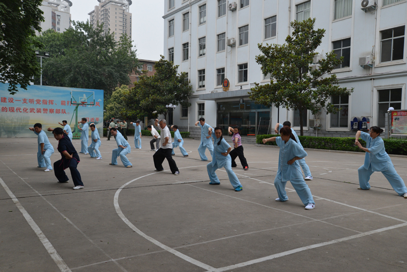 聘請陳式太極拳知名教練教學(xué)，開展太極拳興趣小組活動。