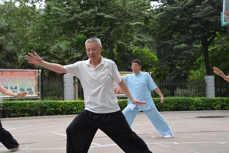 聘請陳式太極拳知名教練教學(xué)，開展太極拳興趣小組活動。