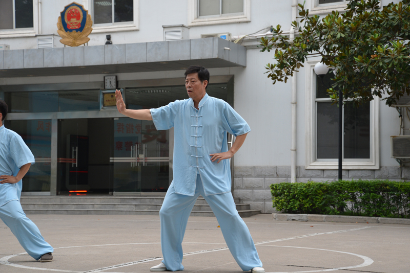 聘請陳式太極拳知名教練教學(xué)，開展太極拳興趣小組活動。