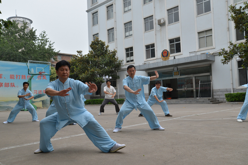 聘請陳式太極拳知名教練教學(xué)，開展太極拳興趣小組活動。