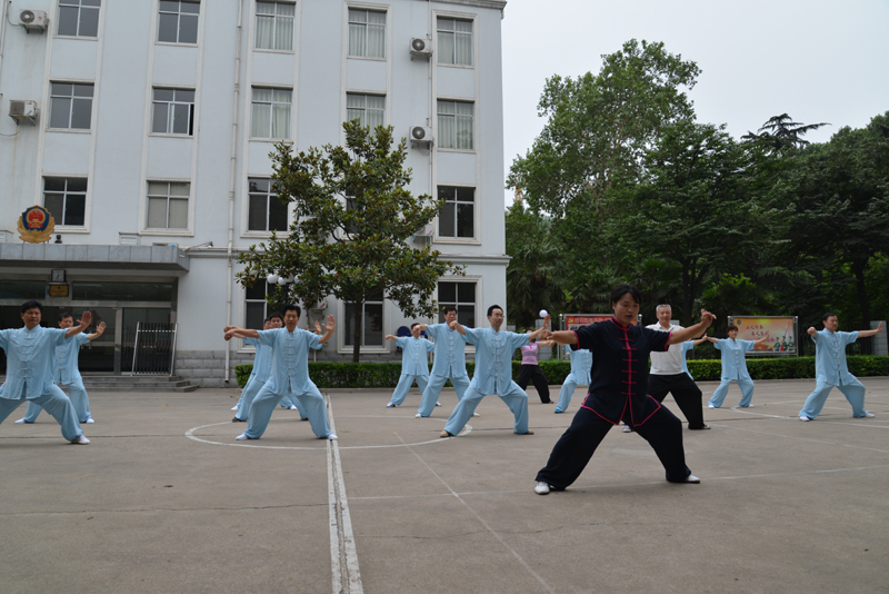 聘請陳式太極拳知名教練教學(xué)，開展太極拳興趣小組活動。