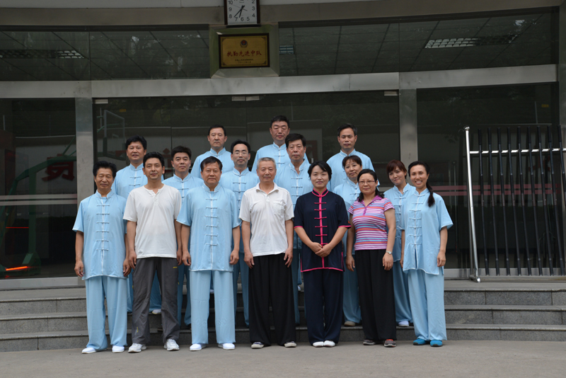 聘請陳式太極拳知名教練教學(xué)，開展太極拳興趣小組活動。