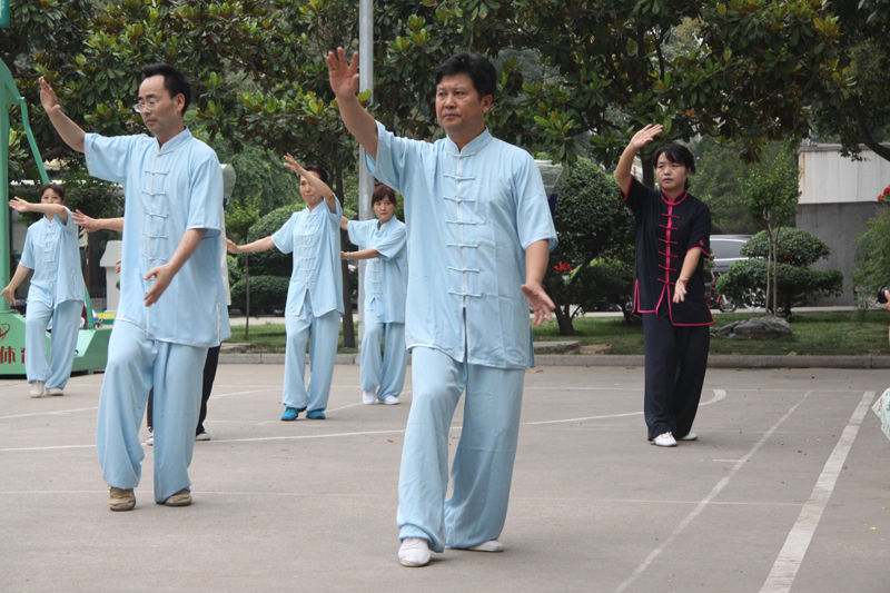 聘請陳式太極拳知名教練教學(xué)，開展太極拳興趣小組活動。